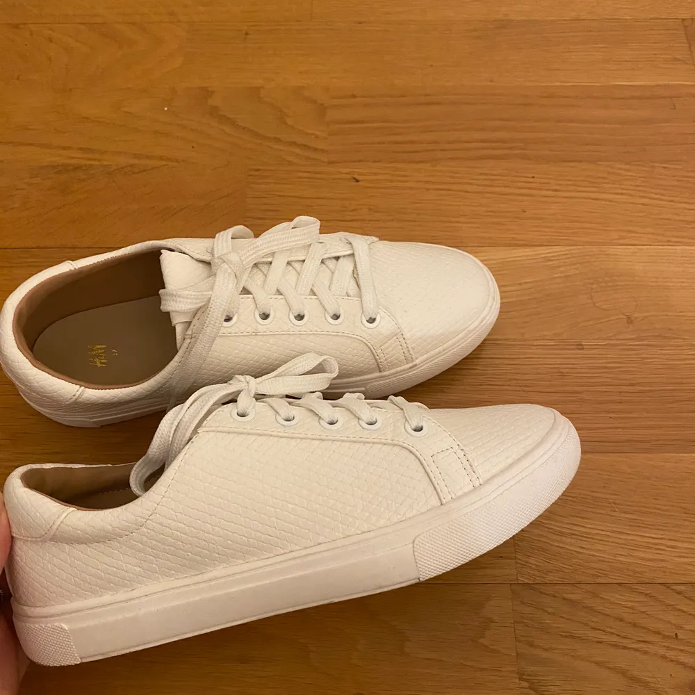 Säljer dessa vita sneakers från HM.Endast använda en gång, därav är sulorna lite smutisiga. Säljes pga av de tyvärr är för små. Kan mötas upp i centrala Stockholm annars stått kunden för frakt💕. Skor.