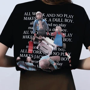 The shining t-shirt -  Priset för frakten är inräknat i priset✌🏻 Tröjan är i nyskick och bara testad en gång☺️ den var lite för right på mig över brösten😳 säljer 