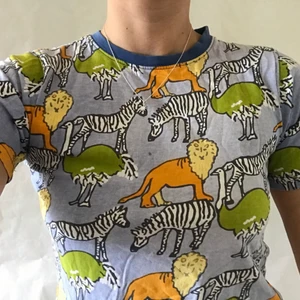 babytee - jättesött mönster runt hela tshirten! Jag är en XS för referens. Inte alls tajt i armarna som vissa babytees kan vara. Hittad på second hand! Orginellt från indiska