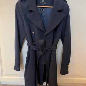 Kappa från Stockh lm - Marinblå kappa från Stockh lm. Storlek 38 men något liten i storlek. 