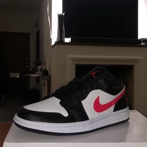 J1 Low ”Black Siren Red” - J1 Low ”Black Siren Red”  Size EU 38.5/37.5/40/41  Brand New  Price 1999 SEK. För fler bilder kontakta mig på Instagram @deckedoutresell