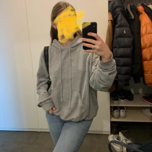 Snygg weekday hoodie  - Perfekt färg och passform, passar till allt. Frakt på 62 eller så möts vi på söder 👍🏻