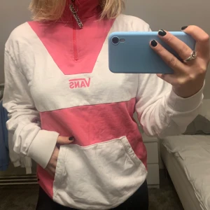 Vans half zip sweatshirt  - Den ballaste tröjan från Vans! Munkficka och halfzip. Oversized i storleken. Lätt snyggaste jag ägt men kommer tyvärr inte till användning löngre.. Använt skick men fortfarande superfin! Inga defekter. Nypris 700kr+ säljer för 400, kan diskuteras vid snabb affär. 