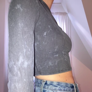 acid wash longsleeve - acidwash grå longsleeve! bra skick!