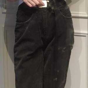 Svarta Mom jeans från ZARA! Strl 164, XXS! Köptes i början av sommaren och är tvättad och använd några gånger! OBS!! Köparen står för frakten och Priset kan diskuteras ⚠️ Kontakta mej vid mer bilder🥰