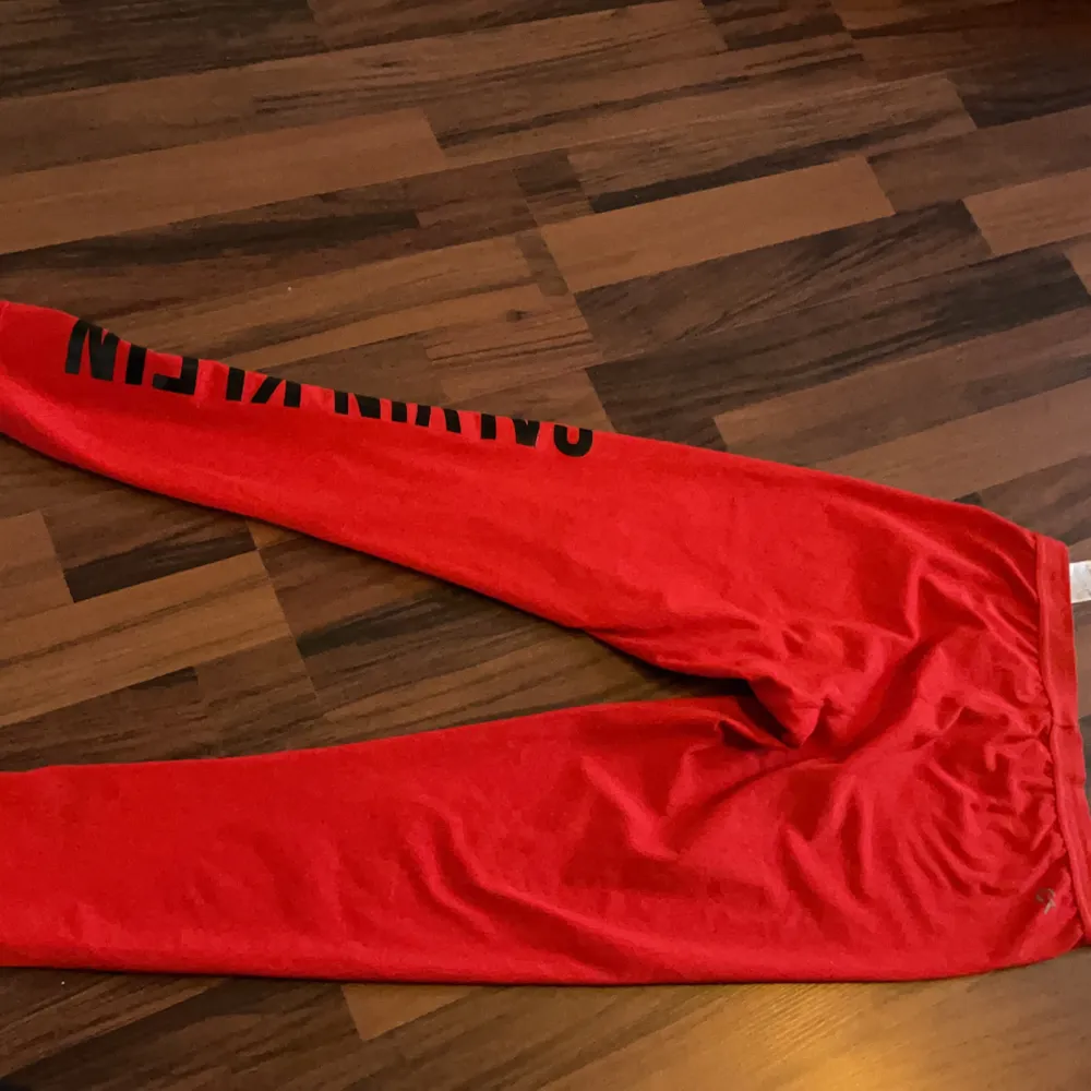 Röda tights med lack text använd Max 5 gånger är som nya❤️ säljer för 200:-. Övrigt.
