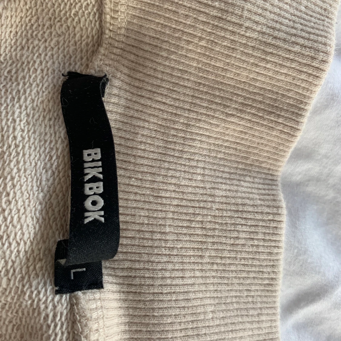 Beige/rosa off shoulder tröja  - 90