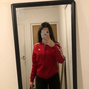 Adidas kofta - Säljer denna extremt snygga röda adidas koftan! Koftan är i storlek 34 men passar allt ifrån Xs till M beroende på hur man vill den ska sitta. Möts i Malmö annars tillkommer en fraktavgift 