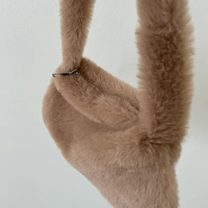 Fluffig väska - Supersöt väska som inte kommer till användning. Garderobsrensning så kolla gärna in mina andra annonser🐻🤎☁️⚡️