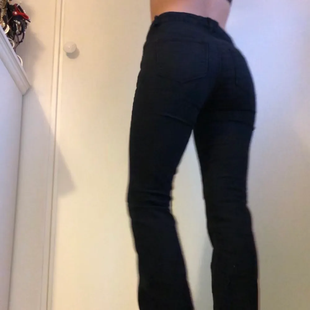 Svarta Bootcut jeans ”Cindy” i storlek 38 från Kappahl. Har sytt upp dem lätt 2 cm men det är lätt att sprätta upp. Fint skick, frankt ingår i priset✨. Jeans & Byxor.