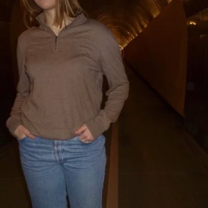 #1 BEIGE TRÖJA - Först till kvarn gäller på alla våra plagg. Ingen budgivning och kunden står för frakten. Betalning sker via Swish till numret: 123 329 17 70 