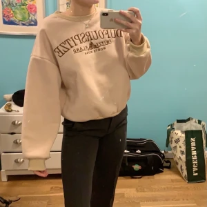 Sweatshirt  - Jätte fin sweatshirt från SHEIN. Storlek L men skulle säga att det passar från xs-L beroende på hur man vill att den ska sitta🥰🥰 väldigt bra skick! Vid flera intresserade blir det budgivning🥰🥰 buda i kommentarerna:) kan mötas upp i Stockholm ❗️❗️❗️❗️budet just nu ligger på 120 +frakten 