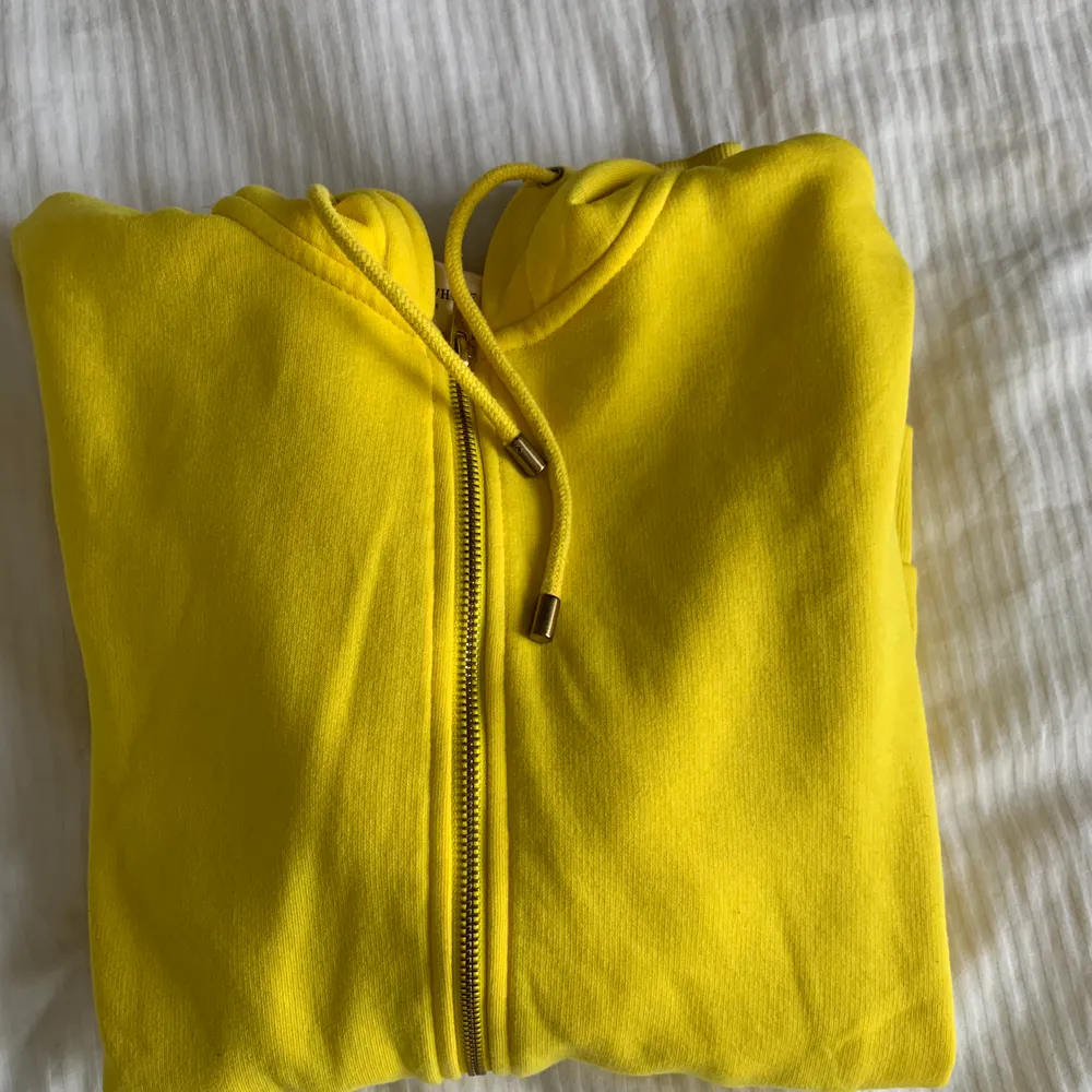 En fin gul zip hoodie som är använd ett fåtal gånger, dvs väldigt fint skick! . Hoodies.
