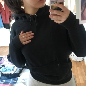 Hoodie - perfekta hoodie modellen enligt mig (har denna modellen i flera olika färger för jag älskar den!) muddar finns där det ska finnas (se bild), snöre finns kvar i luvan osv:) storlek xs i en svart fin färg 200kr inklusive frakt