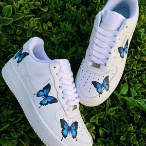 supersöta customs - Tänkte kolla om nån är intresserad av att jag börjat göra custom Nike Aie Force 1’s dessa ovan är exempel som jag målat till polare! Hör av er vid fler frågor🦋💕