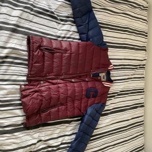 Jean Pepe, storlek M (passar S) male  - Jackan är ett av sitt slag och kan vara väldigt svår att få tag på. Den är välanvänd och har ett omfattande hål i vänster ficka. Snygg med unika färger och fin passform. Personligen tycker jag att passformen inte stämmer med vad den sägs att vara, men bra annars!