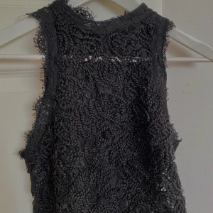 Fest tröja från ZARA - Snygg spets tröja i storlek s, genomskinlig (se bild två). Köpt för 300kr säljer för 80 + frakt