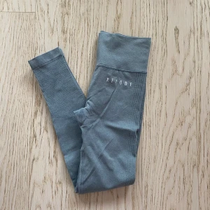 Relode träningstights  - Helt nya seamless tights från Relode i färgen Sky Blue. Aldrig använda, bara provade då jag beställde fel storlek. XS, väldigt stretchiga så passar från storlek 32 till 36. Köparen står för frakt!⛅️ Nypris är 600 kr!!