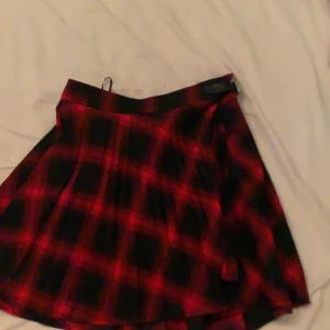 Kjol mango - Kjol från mango, storlek s använd fåtalet gånger.  Köp direkt för 90. frakt går på 63 finns annars att hämta i Sollentuna! 