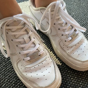 Nike airforce 1 🤍 - Väldigt fint skick trots att de är använda, nya skosnören på dessutom! Säljs för 299kr + frakt ✨😃
