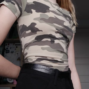 Militär mönstrad t-shirt S - Jag köpte denna på H&M men använde aldrig den, den är i bra skick och bara 3 månader gammal.