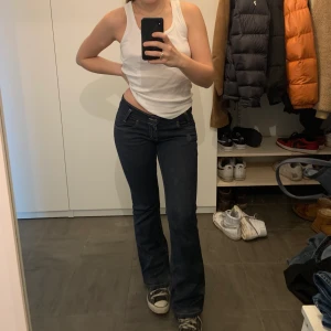 Blåa bootcut lowwaisted lee jeans  - Snygga!!! Retro/vintage men i fint skick. Frakt på 62 eller så möts vi på söder 👍🏻 size 29-31 men passar mig som är En S och är 166 cm 
