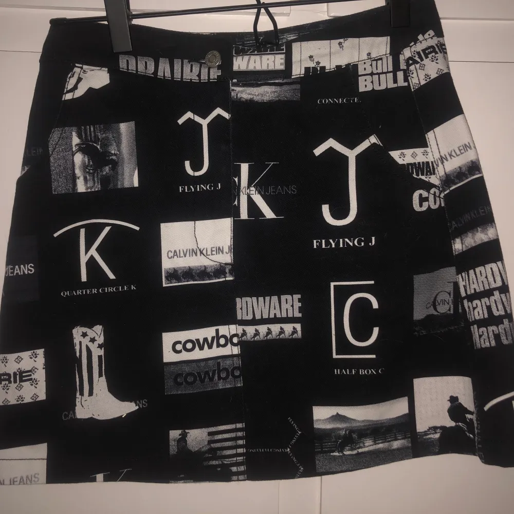 Superfin kjol från Calvin Klein i ett svartvitt mönster - aldrig använd.. Kjolar.