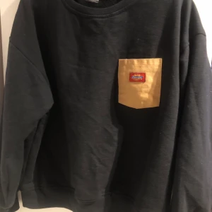 Dickies CrewNeck - Dickies CrewNeck//Sweatshirt från Beyond Retro Orginala priset är :249kr använd- i gott skick tar bara emot swish