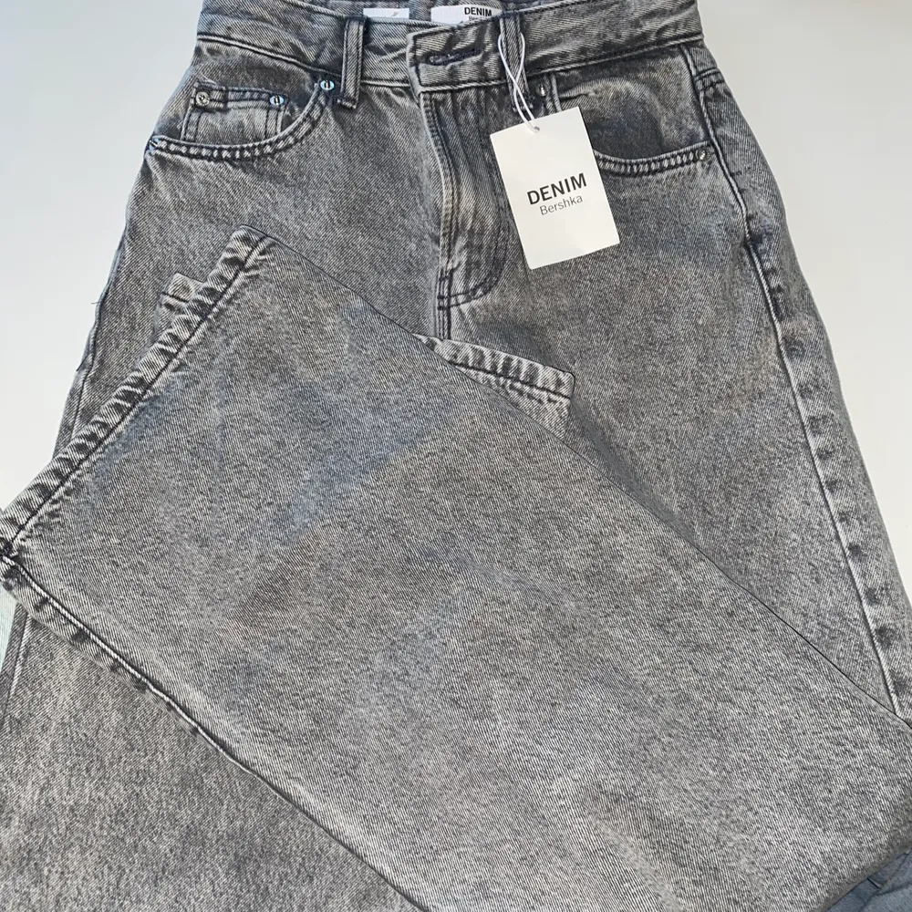 Säljer ett par helt nya jeans, xs. Aldrig använda. Säljer pga ingen returpapper fanns med när jag skulle skicka tillbaka.. Jeans & Byxor.