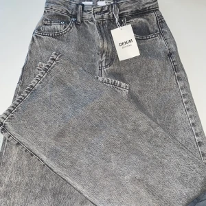Bershka Jeans - Säljer ett par helt nya jeans, xs. Aldrig använda. Säljer pga ingen returpapper fanns med när jag skulle skicka tillbaka.