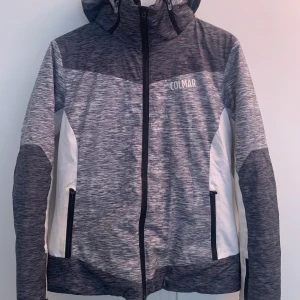 Colmar skidjacka - Fin colmar skidjacka i mycket bra skick! Funkar bra i både dom kallt graderna och varmare. Jackan har många bra inne och ytterfack!