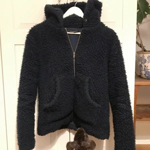 Teddy Jacka - Mörkblå Teddy jacka med luva! Jättemysigt och varm! 150kr! Storlek S