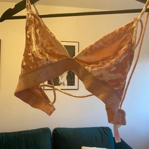 Topp från pink - Söt topp från Victorias secret pink, i rosa sammet! Aldrig använd! Har cool snörning i ryggen också :)