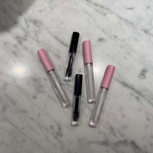 Frans/bryn serum - De rosa förpackningarna är en ”läppborste” men som går bra att användas för att applicera både på bryn, ögonfransar och franslinjen☺️ bör ej användas till annat än ögonfransar och bryn, alla resultat är olika. Innehåller: ricinolja, castoroil, kokosolja, extra virgin olivolja.