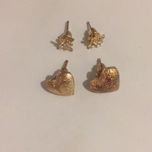 Supersöt örhängen - Säljer jättefina örhängen antingen separat eller tillsammans. Det ena paret är hjärtformade och den andra är format som en snöflinga. Hör av er om ni vill ha fler bilder💗