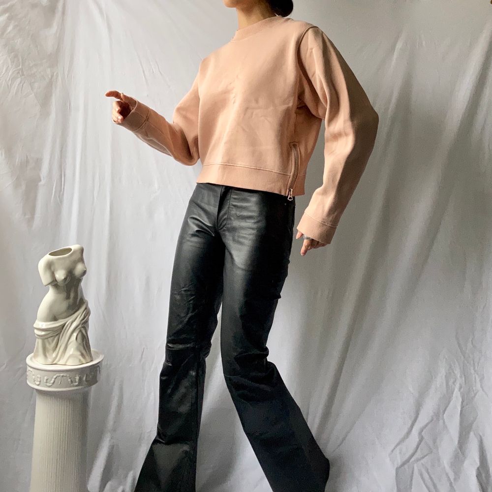 🌊 ACNE STUDIOS AW14 WARM AND THICK LIGHT / PALE PINK CREWNECK SWEATER, WITH BALLON-LIKE FIT, SILVER ZIPPERS ON EACH SIDE AND FUZZY INSIDE • SIZE - XS/ EU 34 (Fits up to M) • BRAND - Acne Studios • MATERIAL - Cotton MY MEASUREMENTS • Height 161cm / 5'3