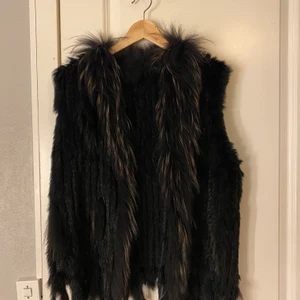 Päls väst - Äkta svart päls väst. Jätte fint med en stickad tröja på vintern eller med en klänning på sommarn. Pris kan diskuteras!