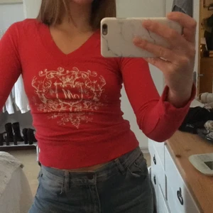 Röd tröja  - Väldigt bekväm röd tröja med vitt tryck och v-formad urringning 