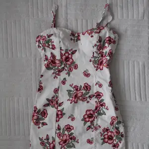 Slim white dress with a flower print - 75% cotton, 22% polyester, 3% spandex - unused