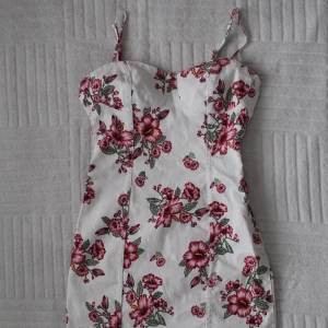 White Dress - S - Slim white dress with a flower print - 75% cotton, 22% polyester, 3% spandex - unused