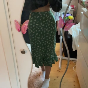 Daisy Street kjol💕 - Säljer min gröna daisy street kjol eftersom jag aldrig använde den, lappen är fortfarande på och ord pris är ca 190kr, extremt bra skick och är stretchig så passar nog från xs-m men är strl 36. Köparen ansvarar för fraktkostnad :)