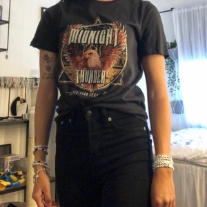 Tshirt med coolt rockigt tryck - Skitsnygg tshirt från Gina, knappt använd. Stolek M men sitter som en S. 80 kr + frakt