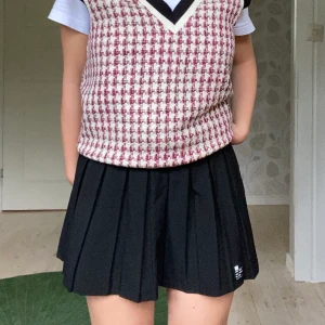 Tenniskjol  - En svart tenniskjol från Bershka med dragkedja! Har en liten logga på sig men den kan man lätt sprätta upp