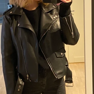 Skinnjacka från zara - Storlek L men passar mig som vanligtvis bär S, sparsamt använd💕