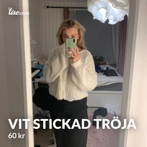 Stickad tröja - Min bild från Tise!                                                        Superfin men väldigt stor vit stickad tröja från lager 157. Fint skick som ny, stl M men stor i storleken