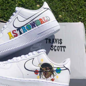 Travis scott customs  - KAN GÅ NER I PRIS VID SNABB AFFÄR!🖤 Helt nya Travis scott & ASTROWORLD customs i storlek 42⚡️ Fler designs hittar du på min Instagram —> Remakebytilda. Tar även emot beställningar om du har en design du vill få målad på skor 🥰