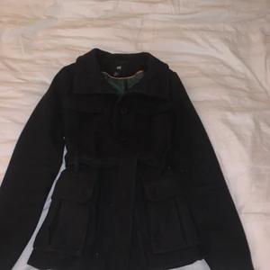 Kappa - Svart kort kappa från H&m. Ungefär 5 år gammal men i bra skick.