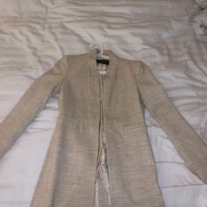 Fräsch kappa - En Beige kappa från Zara med axelkuddarfin till fest men även vardag. Aldrig använd nypris 900