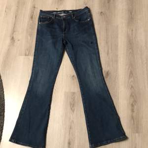 Bootcut jeans från Bik Bok Endast använda en gång ordinarie pris 599kr säljer för 150kr. Byxorna är mycket ljusare i verkligheten.köparen står för frakten