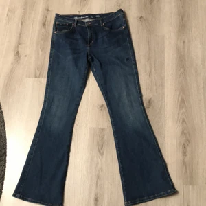 Bootcut jeans - Bootcut jeans från Bik Bok Endast använda en gång ordinarie pris 599kr säljer för 150kr. Byxorna är mycket ljusare i verkligheten.köparen står för frakten